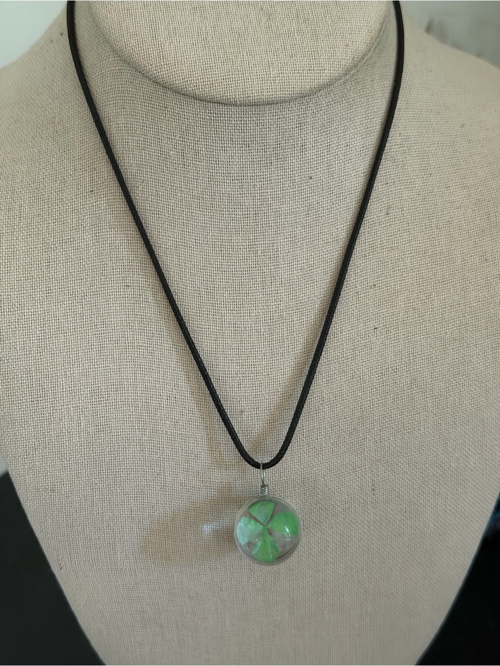 Vintage 90’s Y2K Green 4 Leaf Clover Crystal Ball Pendant Necklace